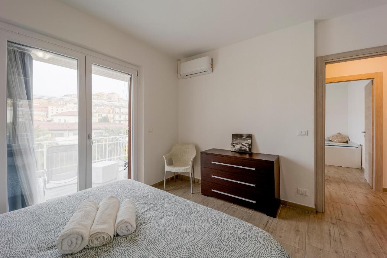Il Gattino Di Porto - Apt 5 - Bilocale Terrazzo Piscina Imperia Extérieur photo